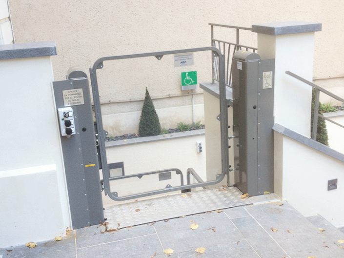 ESCALEV - Spécialiste de la plateforme élévatrice mobile et verticale à Nantes, La Roche sur Yon et Angers - Produits sur-mesure, qui s’adaptent à toutes les architectures d’escaliers et au design de votre habitat.